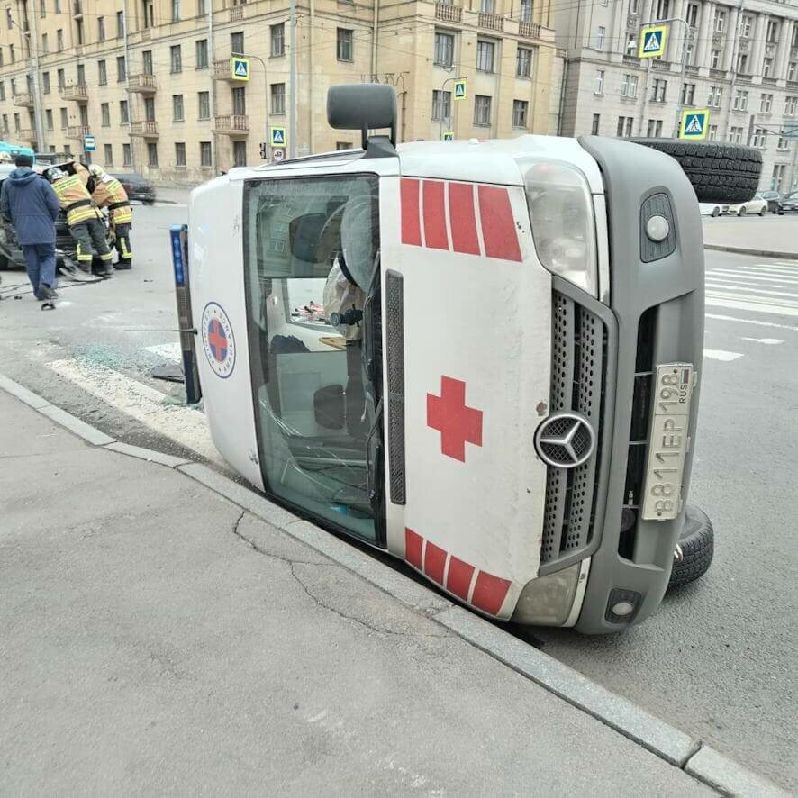 В Петербурге в ДТП попал автомобиль скорой медицинской помощи
