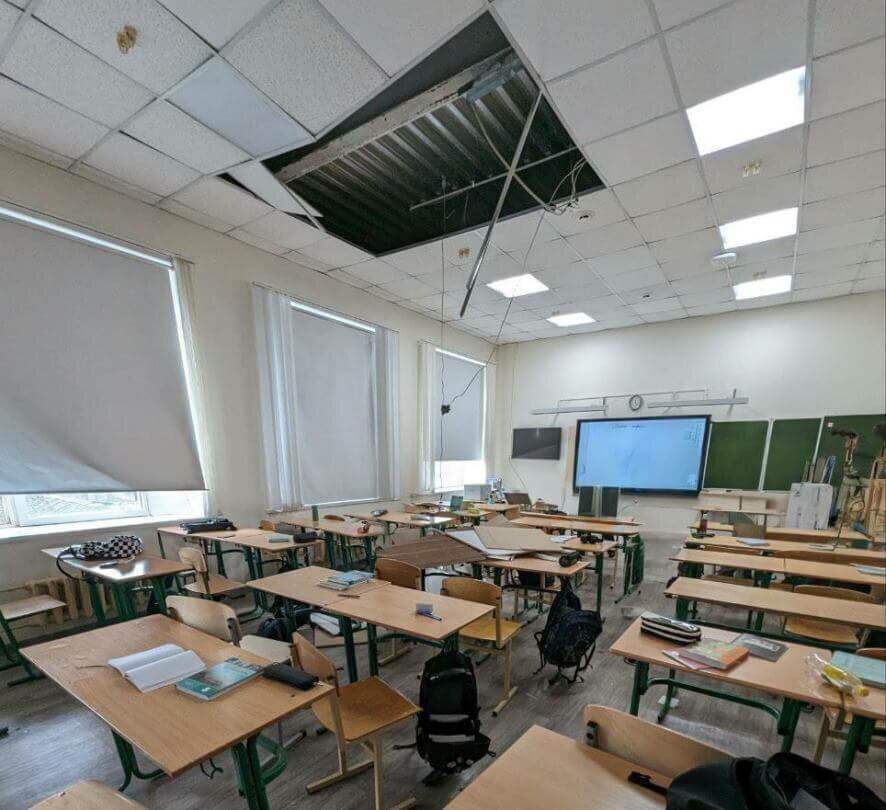 Потолок рухнул на детей в московской школе №1550