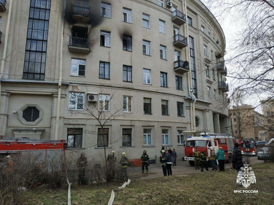 В Санкт-Петербурге сотрудники МЧС России спасли на пожаре двух детей