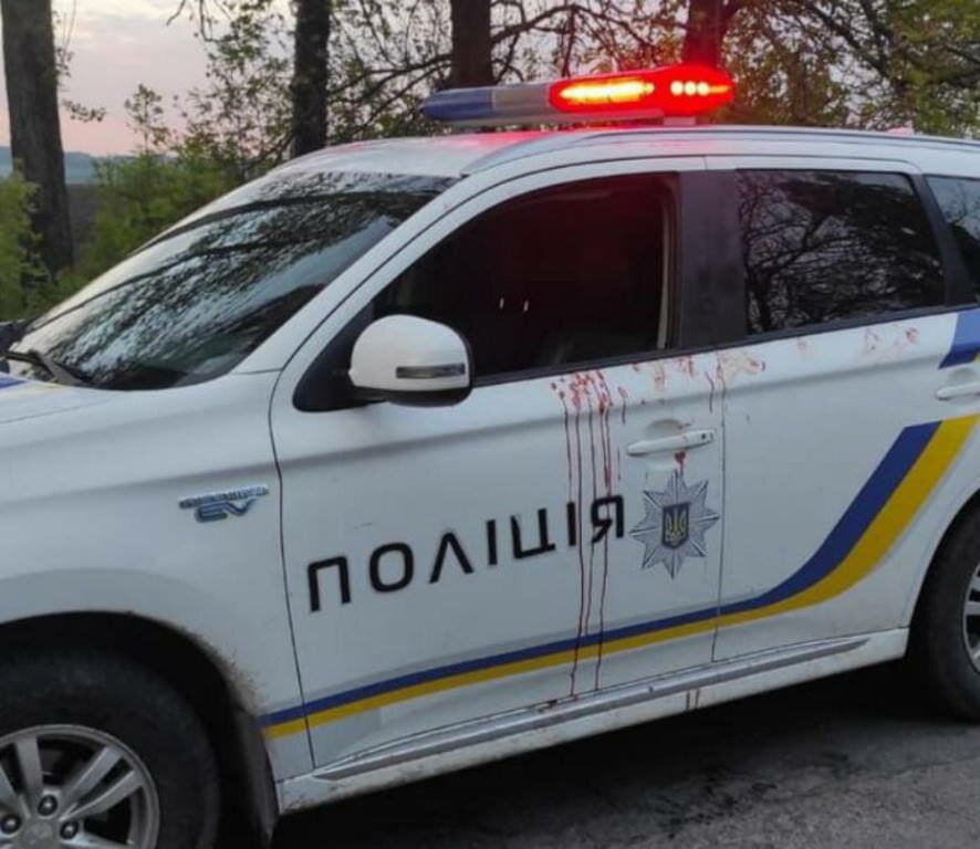 Двое мужчин в камуфляже расстреляли полицейских в Винницкой области, пишут украинские СМИ