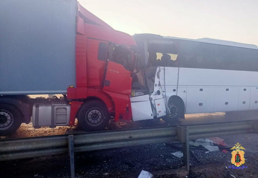 Рейсовый автобус «Астрахань-Москва» и грузовик столкнулись рано утром в Рязанской области