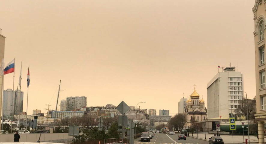 Песчаная буря накрыла Владивосток, а в Воронеже прошел грязный дождь