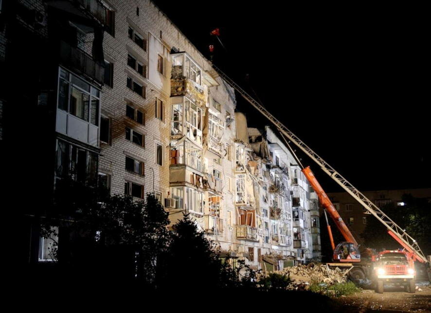 В результате обстрела многоэтажного жилого дома в Токмаке пострадали 4 человека