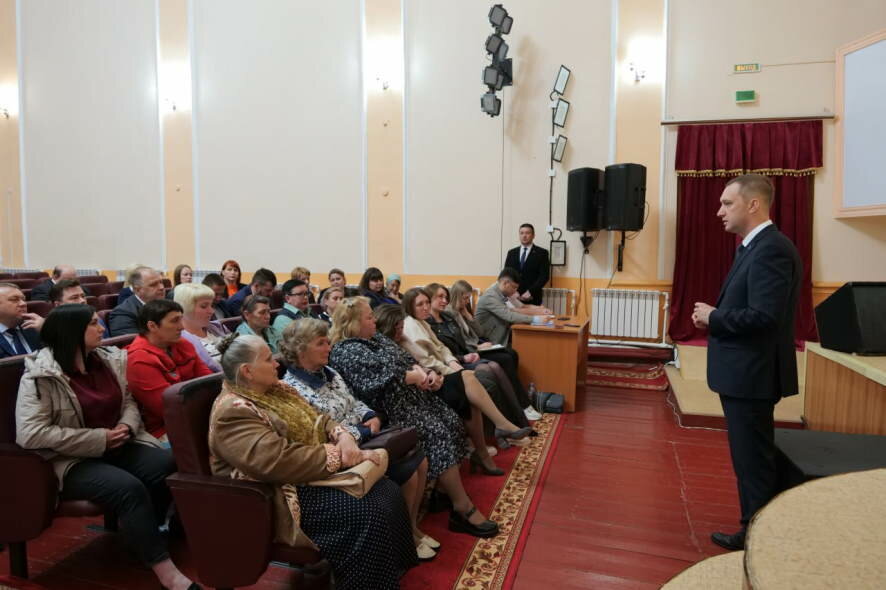 Роман Бусаргин встретился с родными участников СВО в Аркадакском районе