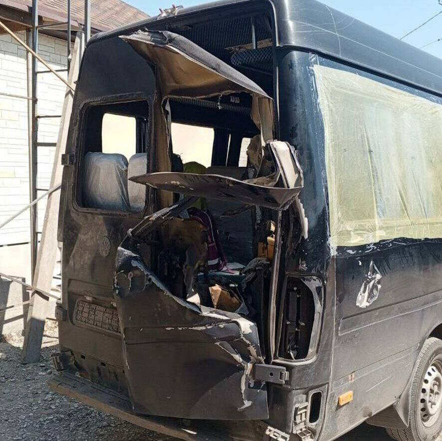 При ударе украинского дрона по микроавтобусу в Раденске контужены 16 человек