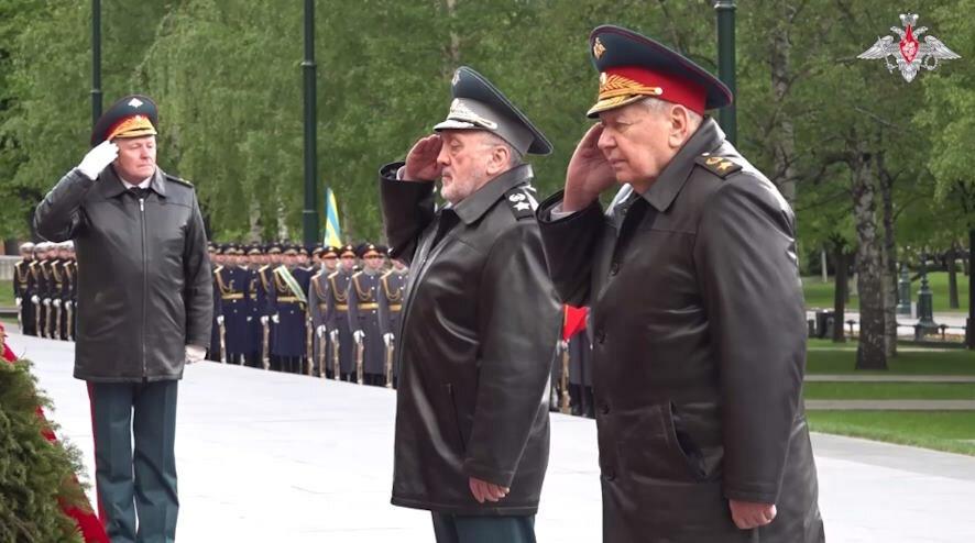 Члены коллегии Минобороны России возложили венки и цветы к Могиле Неизвестного Солдата у Кремлевской стены