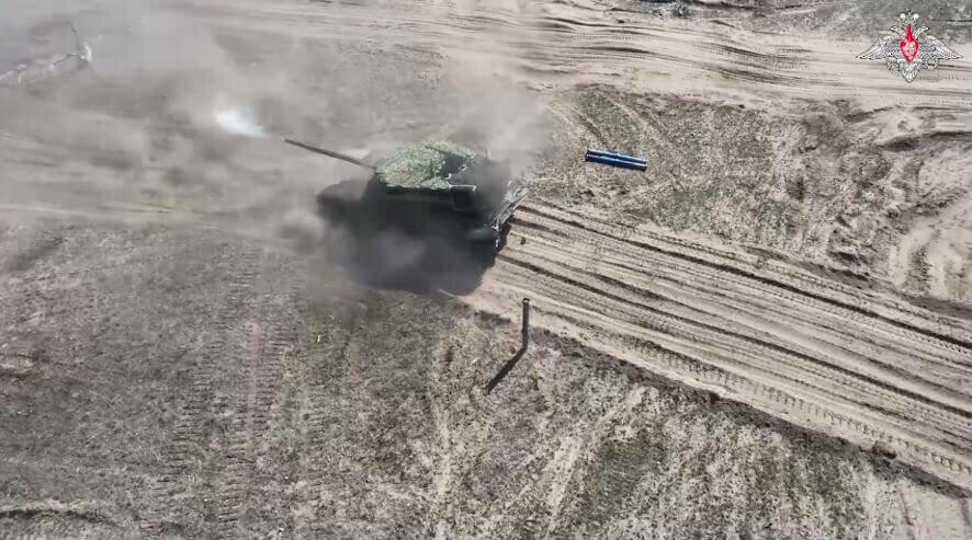 Военнослужащие в зоне СВО оттачивают навыки управления новым танком Т-90М «Прорыв»