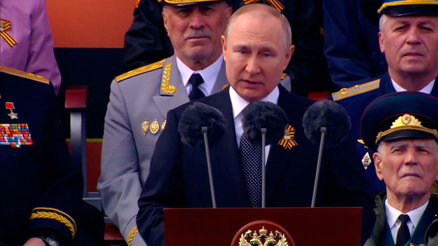 Владимир Путин выступает на Красной площади с приветственной речью