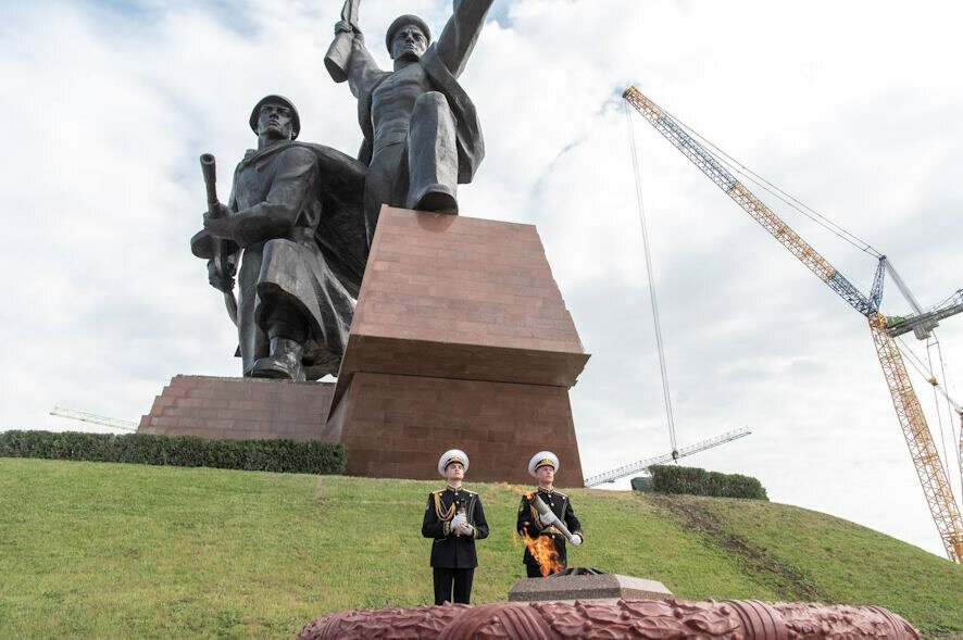 У памятника Солдату и Матросу в Севастополе снова зажёгся вечный огонь