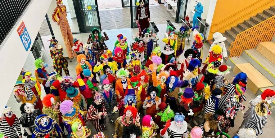 Влад А4 организовал нашествие клоунов в школу