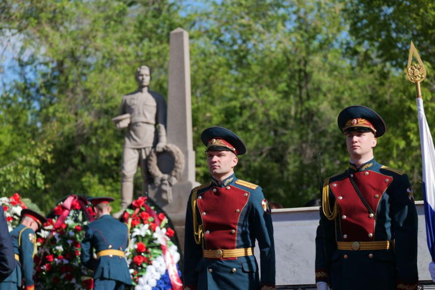 В преддверии Дня Победы в Саратове прошла торжественная церемония возложения венков и цветов к Мемориалу защитникам Отечества