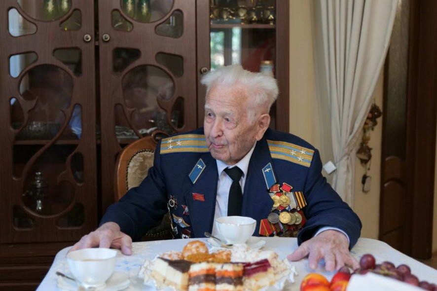 Роман Бусаргин пообщался  с ветераном ВОВ и поздравил его с предстоящим Днем Победы