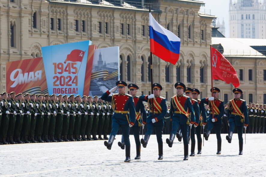 В эти минуты военнослужащие Почётного караула вносят на Красную площадь Государственный флаг РФ и Знамя Победы