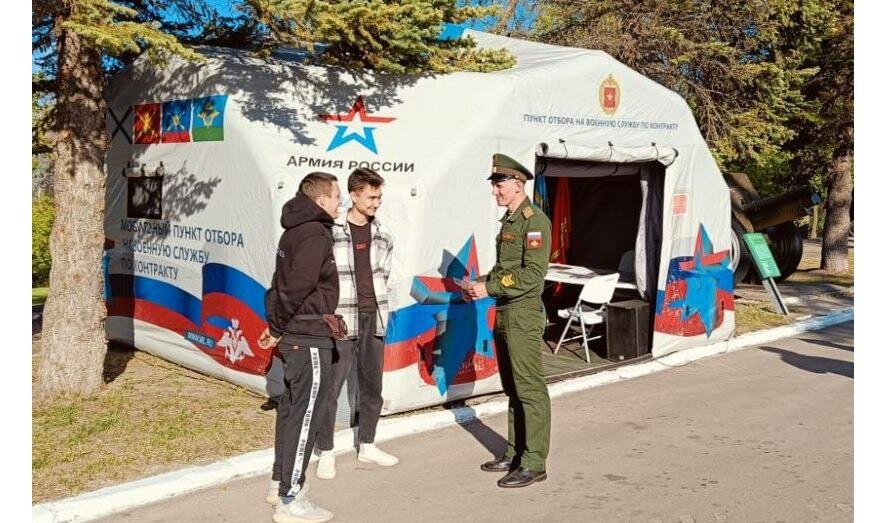 В Саратове парке Победы работает армейский мобильный пункт отбора