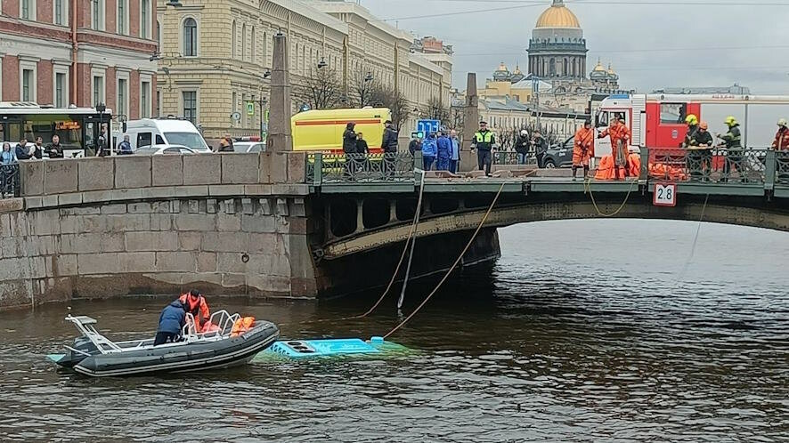 В Петербурге автобус после ДТП упал в Мойку