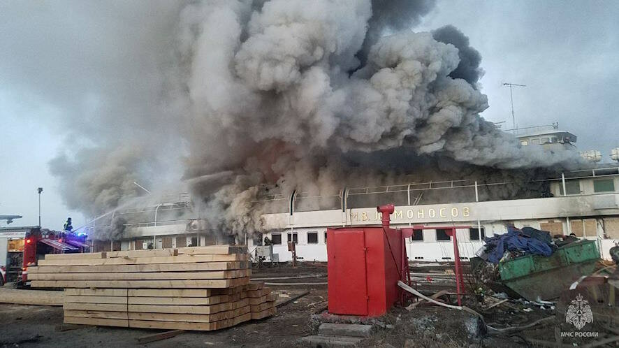 В Архангельске сотрудники МЧС ликвидируют пожар на теплоходе «М.В.Ломоносов»
