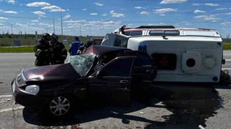 Один человек погиб, шесть пострадали в жестком столкновении легковушки и «скорой» в Чувашии
