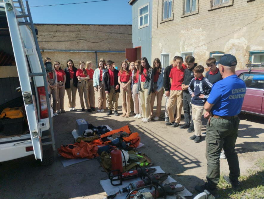 Саратовские спасатели учат школьников правилам поведения на водных объектах