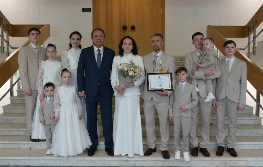 Игорь Комаров вручил орден «Родительская слава» многодетной семье