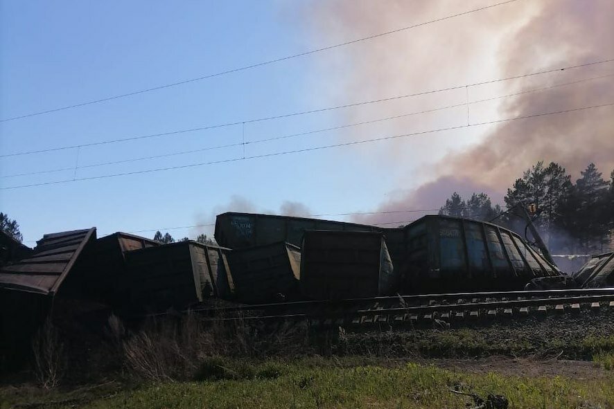 В Приамурье сошли с рельсов вагоны с углем — из-за этого начался лесной пожар