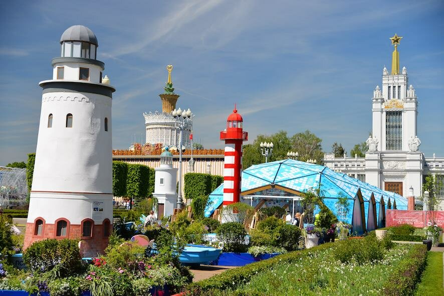Пруды с живыми рыбами, выставка маяков и макет корабля — как оформлены площадки фестиваля «Москва – на волне. Рыбная неделя»