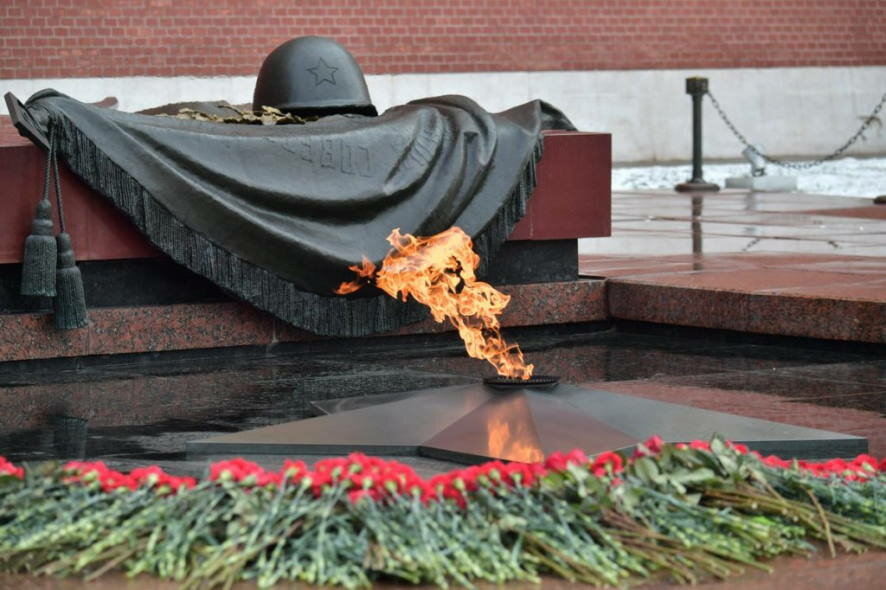 Владимир Путин возложил цветы к Могиле неизвестного солдата в Александровском саду в память о погибших воинах