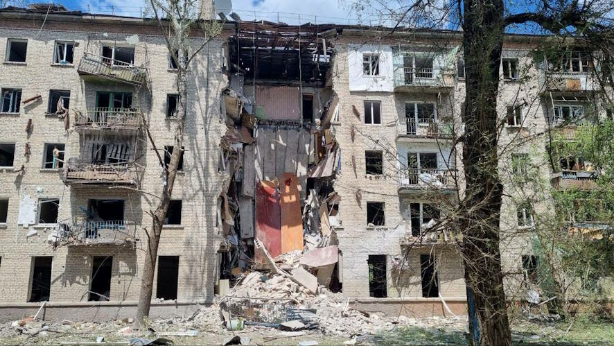 Украинские националисты днем нанесли массированный удар по гражданским объектам Луганска