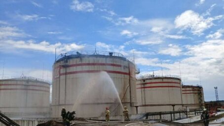 Три человека пострадали во время пожара на НПЗ в Ухте