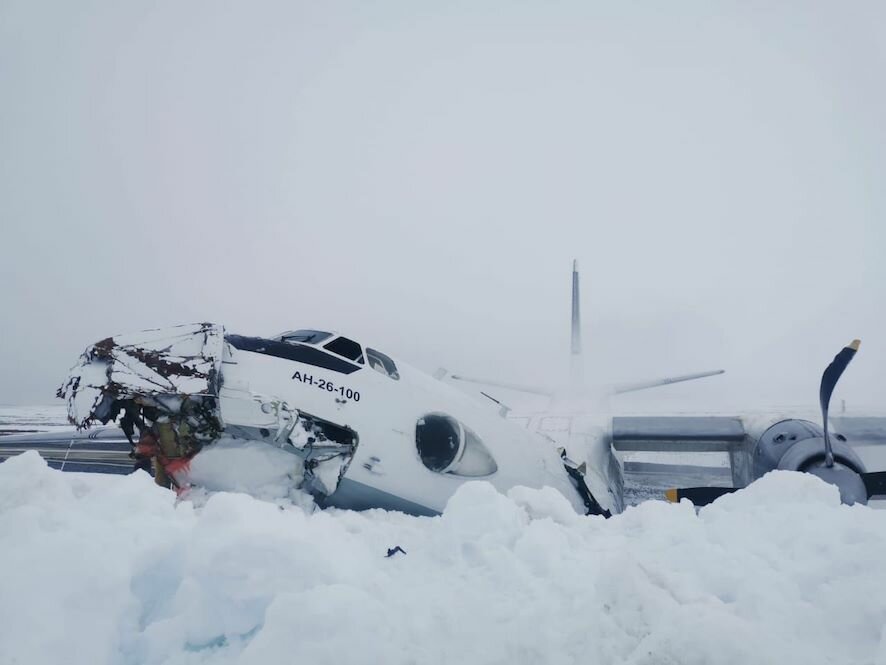 Три человека пострадали при жёсткой посадке самолёта Ан-26 на Ямале