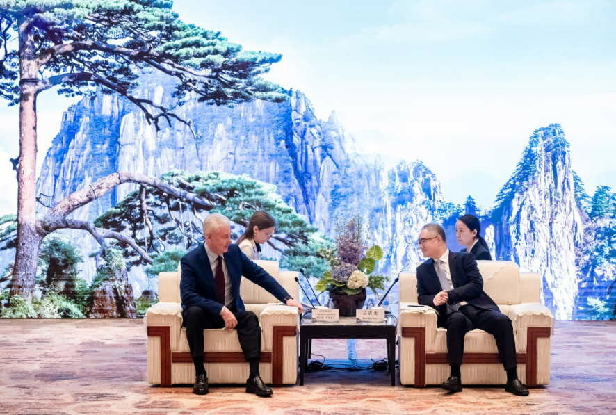 Сергей Собянин встретился с губернатором провинции Аньхой Ван Цинсянем и мэром города Хэфэй Ло Юньфэном