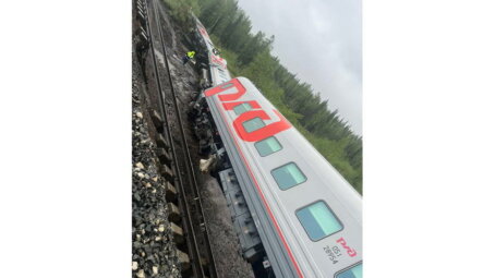 Два человека пропали без вести после схода с рельсов поезда в Коми