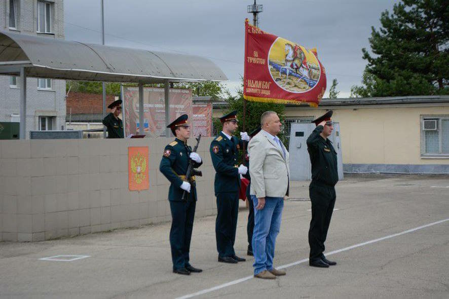 В Саратовской области военнослужащим Росгвардии вручили освященное хоругви с ликом Святого Дмитрия Донского