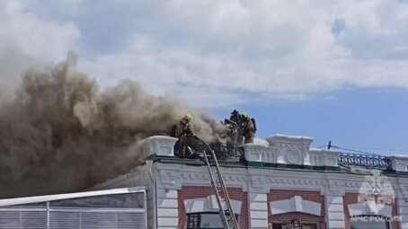 В Омске горит крыша ресторана