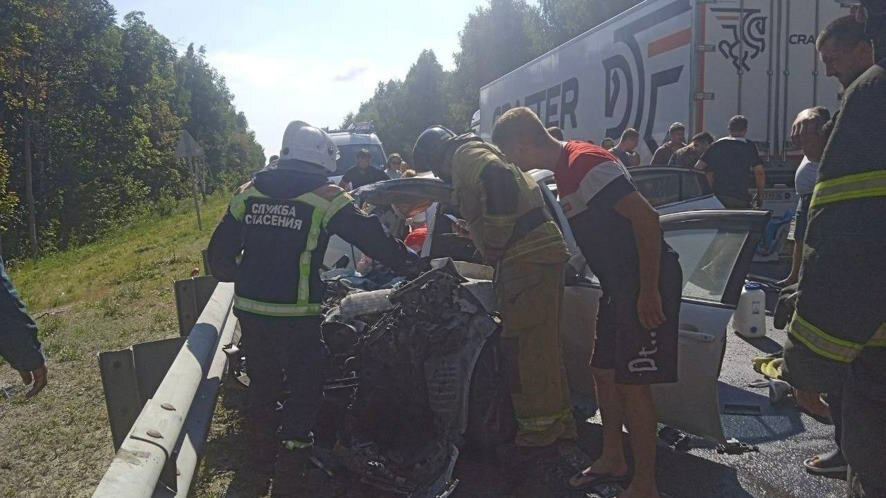 На трассе Р-228 в Вольском районе столкнулись фура Kamaz и автомобиль Mazda, пострадали 5 человек