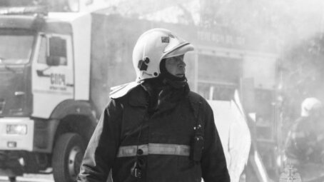 При тушении судна в Архангельске погиб начальник службы пожаротушения ГУ МЧС России по региону