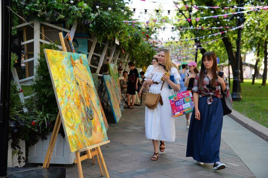 Участники выставки на Никитском бульваре организуют красочный флешмоб