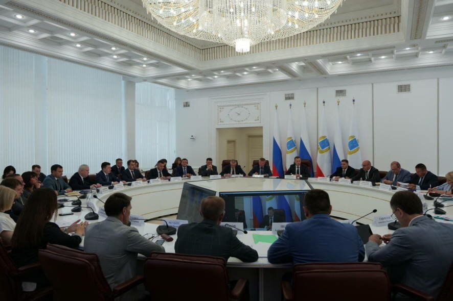 Роман Бусаргин провел постоянно действующее совещание с зампредами и министрами правительства области