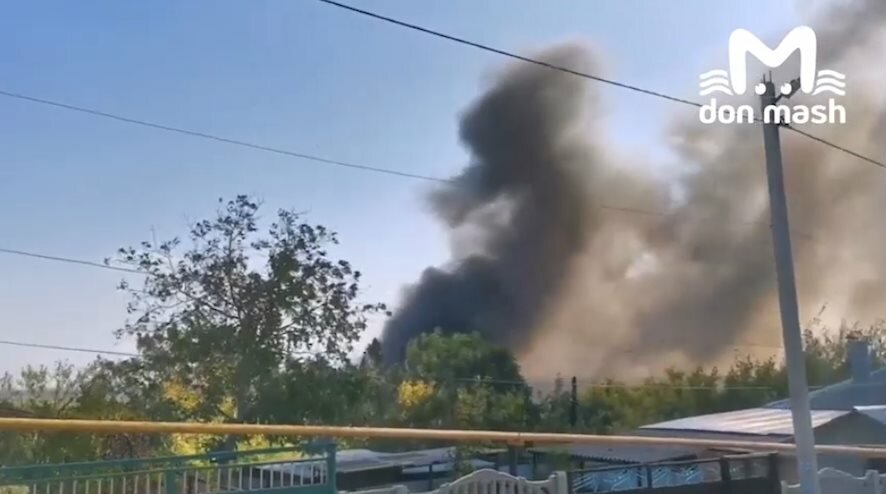 В Аксае происходит пожар на складе стройматериалов