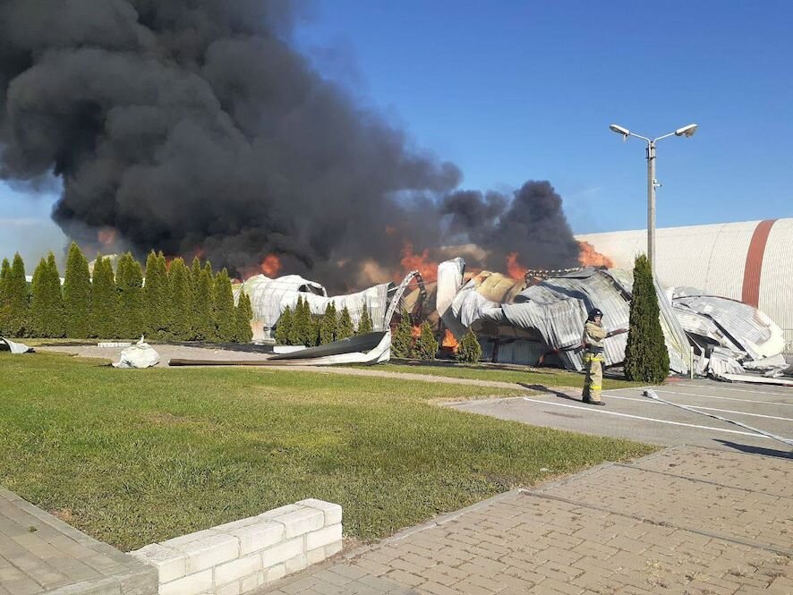 Пожар начался в ангаре на предприятии в селе Никольское под Белгородом из-за атаки со стороны украинских военных