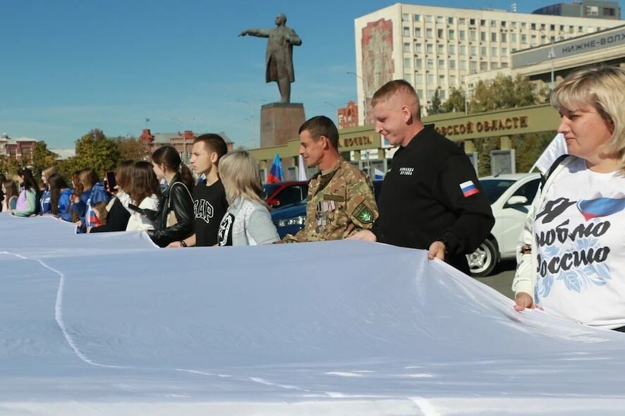 Общественные организации провели патриотическую акцию ко Дню воссоединения новых регионов с Россией