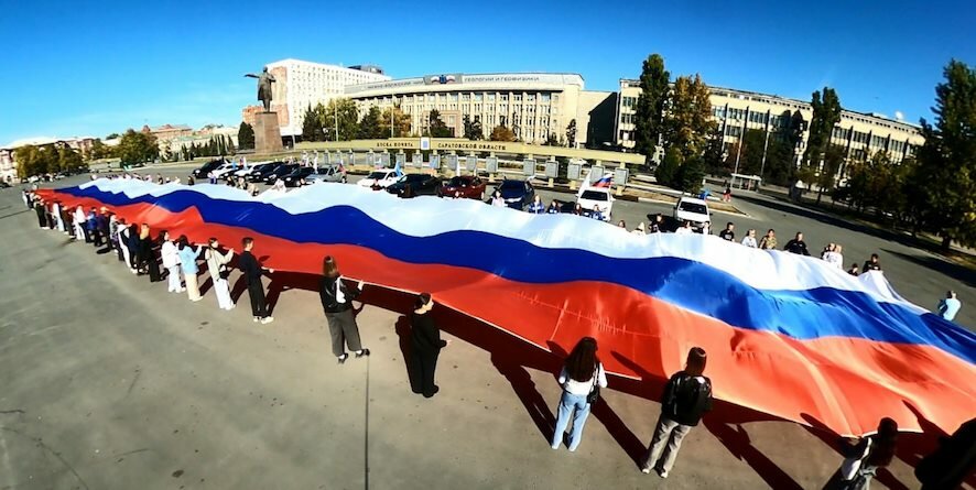 Ко Дню воссоединения новых регионов с Россией на Театральной площади Саратова был развернут 80-метровый флаг РФ