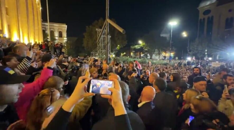 В Тбилиси перед зданием парламента оппозиция начала обещанную акцию протеста  – в руках у них флаги Украины и Евросоюза