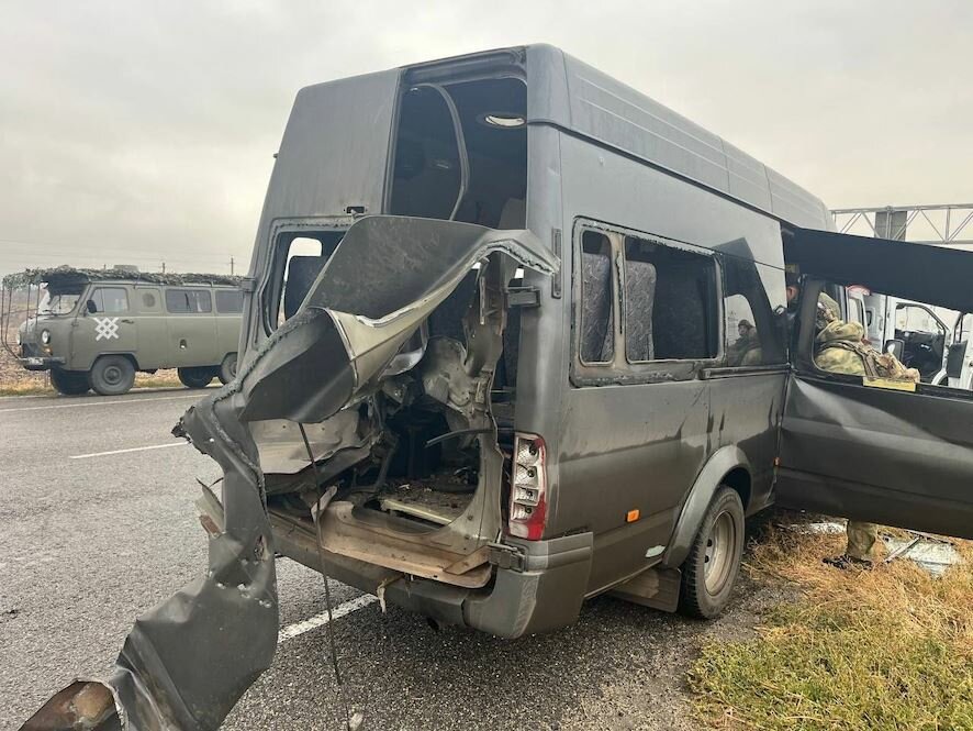 В Белгородском районе на повороте в посёлок Октябрьский движущийся рейсовый автобус подвергся атаке вражеского беспилотника. Много раненых