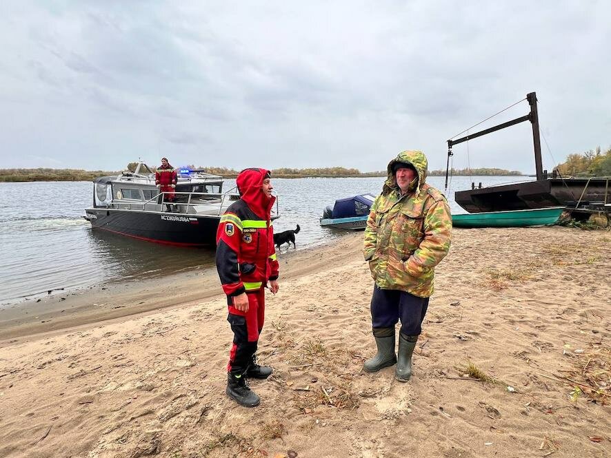 Саратовские спасатели напомнили лодочникам и рыбакам о правилах безопасности