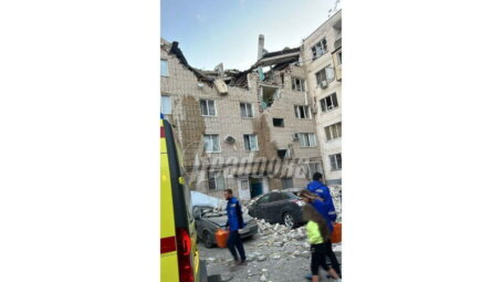 В Черкесске спасатели освобождают детей, оказавшихся под завалами дома