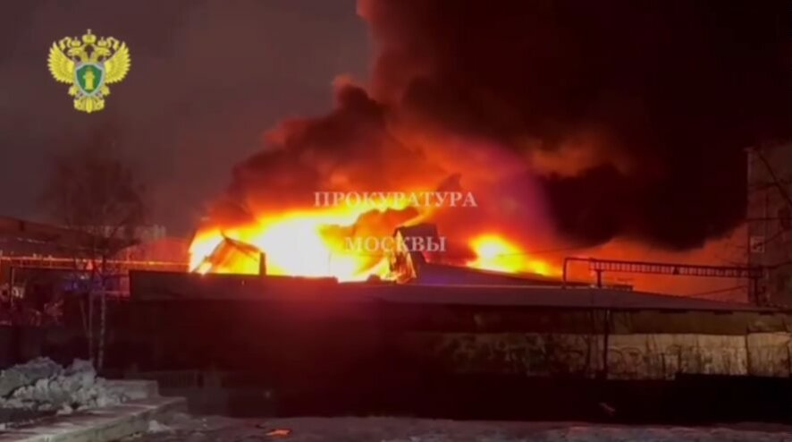 На юге Москвы горит склад на Промышленной улице, пожару присвоен повышенный ранг сложности