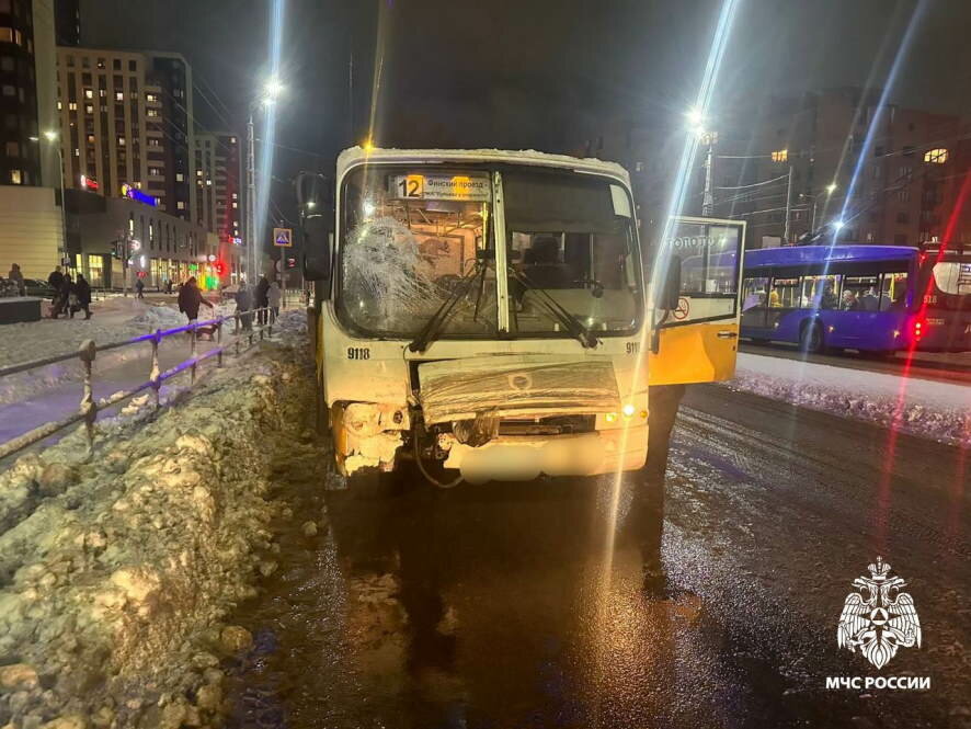 В Петрозаводске маршрутный автобус въехал в столб