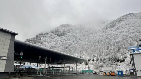 Туристы оказались заблокированы на границе России и Грузии из-за риска схода лавин