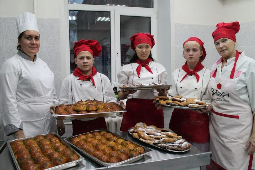 Хвалынские школьники научились готовить пряные булочки и традиционную медовую коврижку