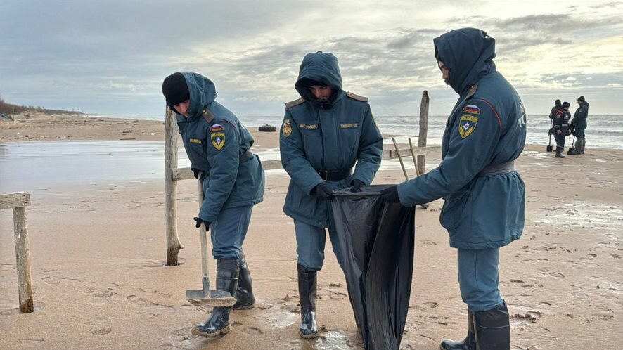 Мазут покрыл почти 40 километров береговой линии Чёрного моря